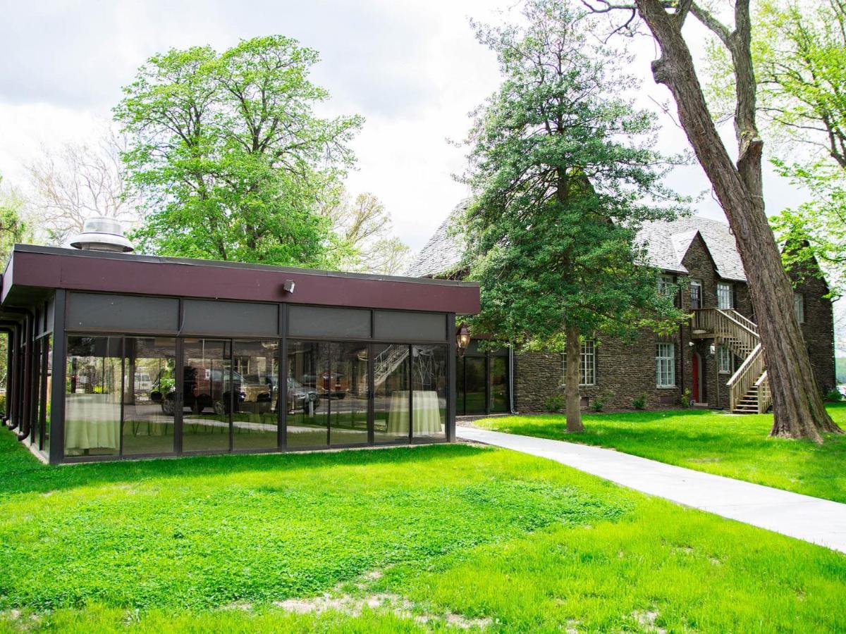 The Manor on Front - Housity
