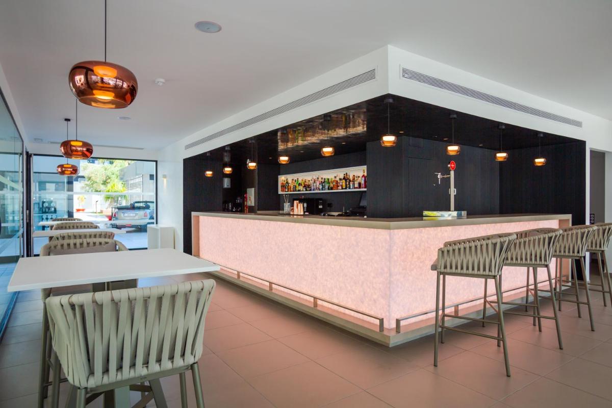 El salón o zona de bar de Migjorn Ibiza Suites & Spa