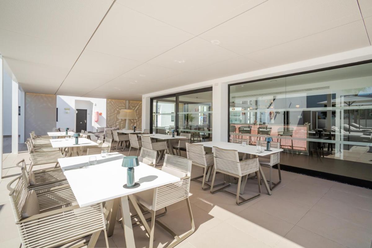 Un restaurante o sitio para comer en Migjorn Ibiza Suites & Spa