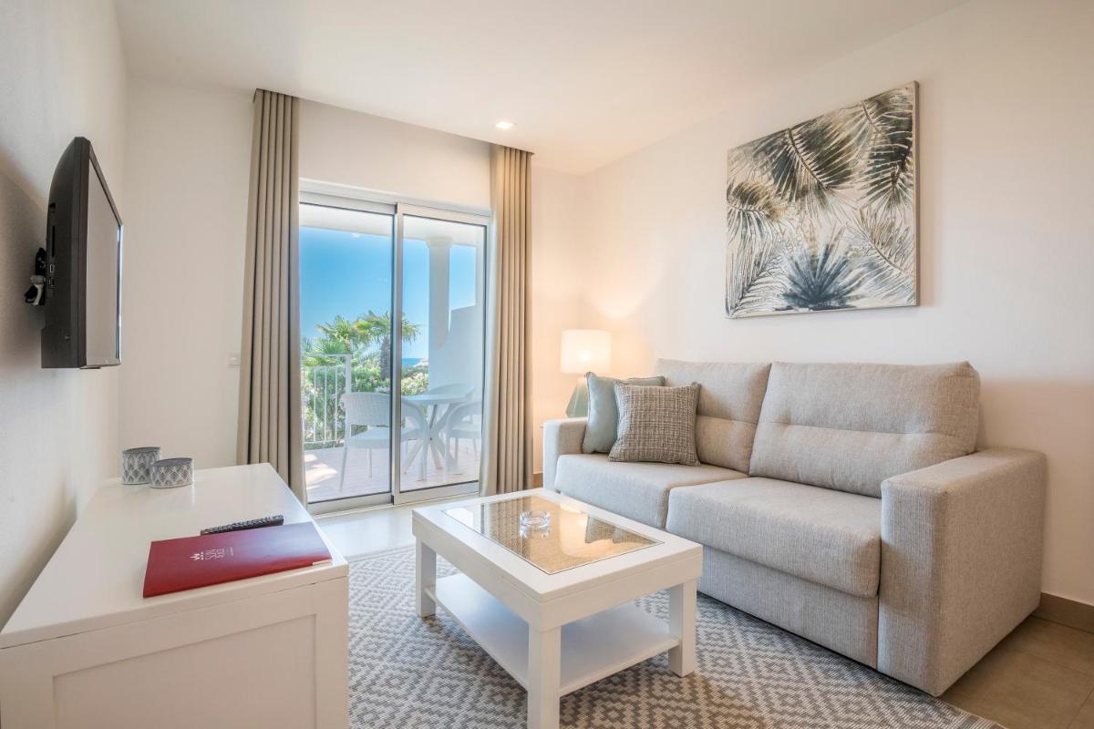 Uma área de estar em Clube Porto Mos - Sunplace Hotels & Beach Resort