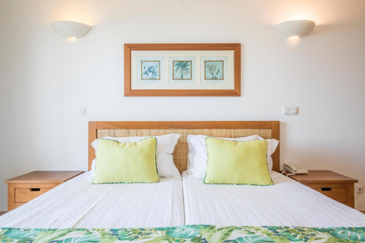 Uma cama ou camas num quarto em Clube Porto Mos - Sunplace Hotels & Beach Resort