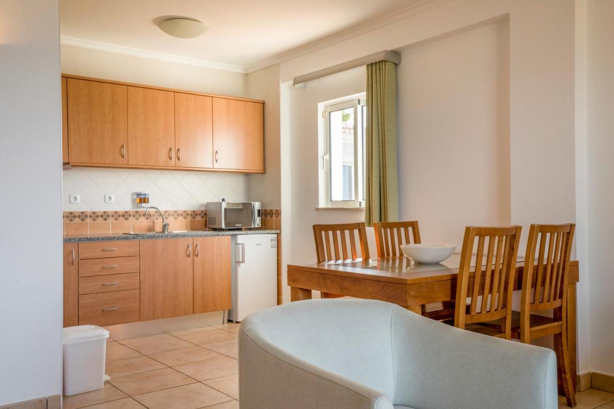 A cozinha ou kitchenette de Clube Porto Mos - Sunplace Hotels & Beach Resort