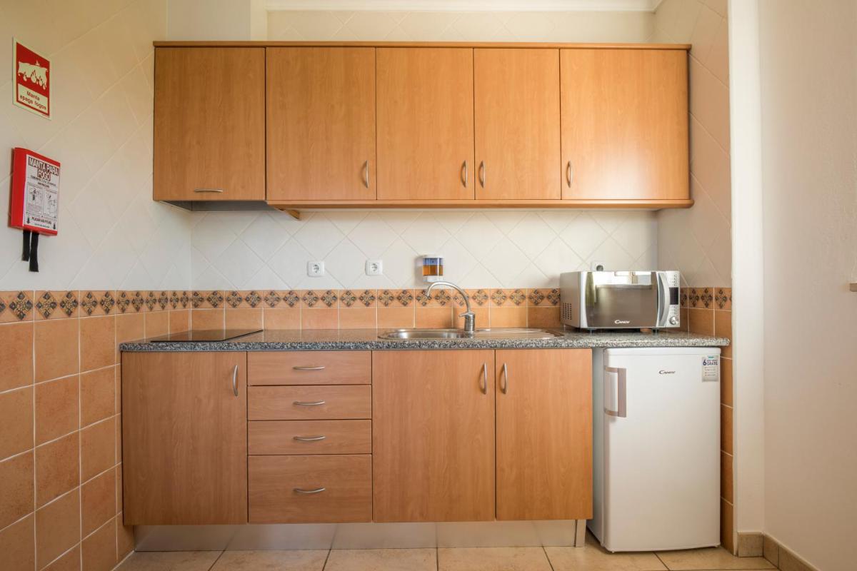 A cozinha ou kitchenette de Clube Porto Mos - Sunplace Hotels & Beach Resort