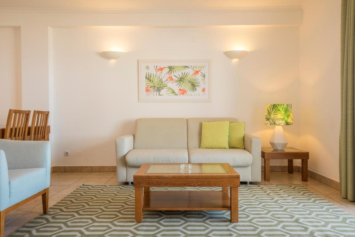 Uma área de estar em Clube Porto Mos - Sunplace Hotels & Beach Resort