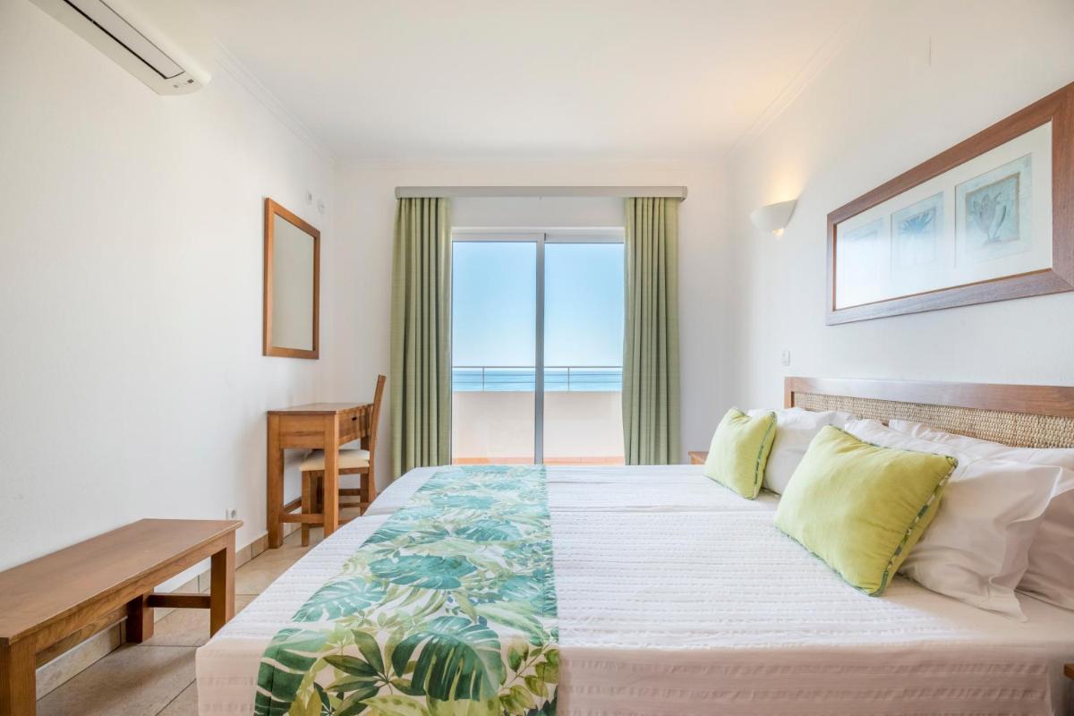 Uma cama ou camas num quarto em Clube Porto Mos - Sunplace Hotels & Beach Resort