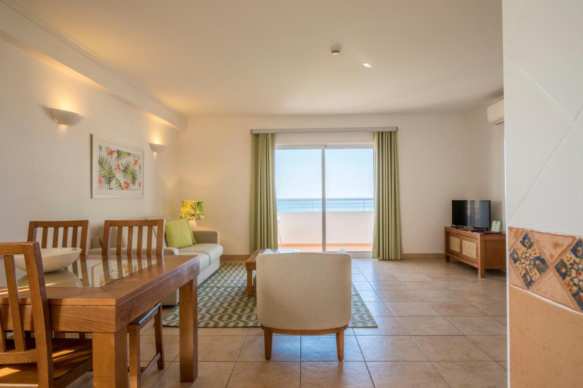Uma televisão e/ou sistema de entretenimento em Clube Porto Mos - Sunplace Hotels & Beach Resort