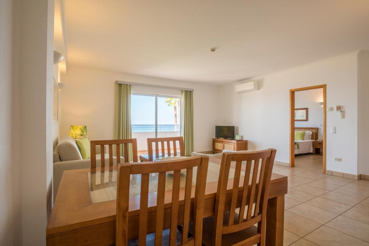 Uma televisão e/ou sistema de entretenimento em Clube Porto Mos - Sunplace Hotels & Beach Resort