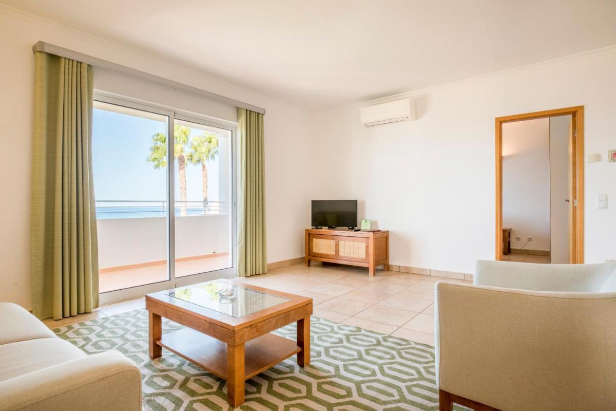 Uma televisão e/ou sistema de entretenimento em Clube Porto Mos - Sunplace Hotels & Beach Resort