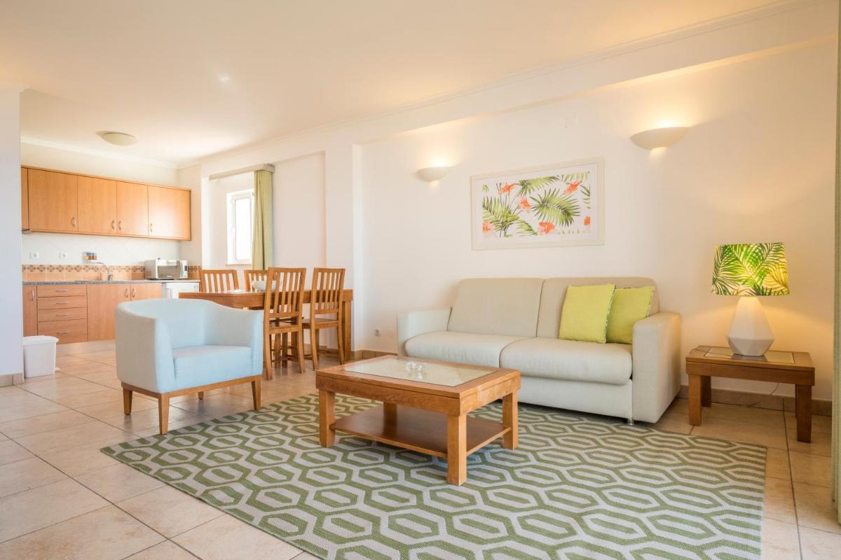 A cozinha ou kitchenette de Clube Porto Mos - Sunplace Hotels & Beach Resort