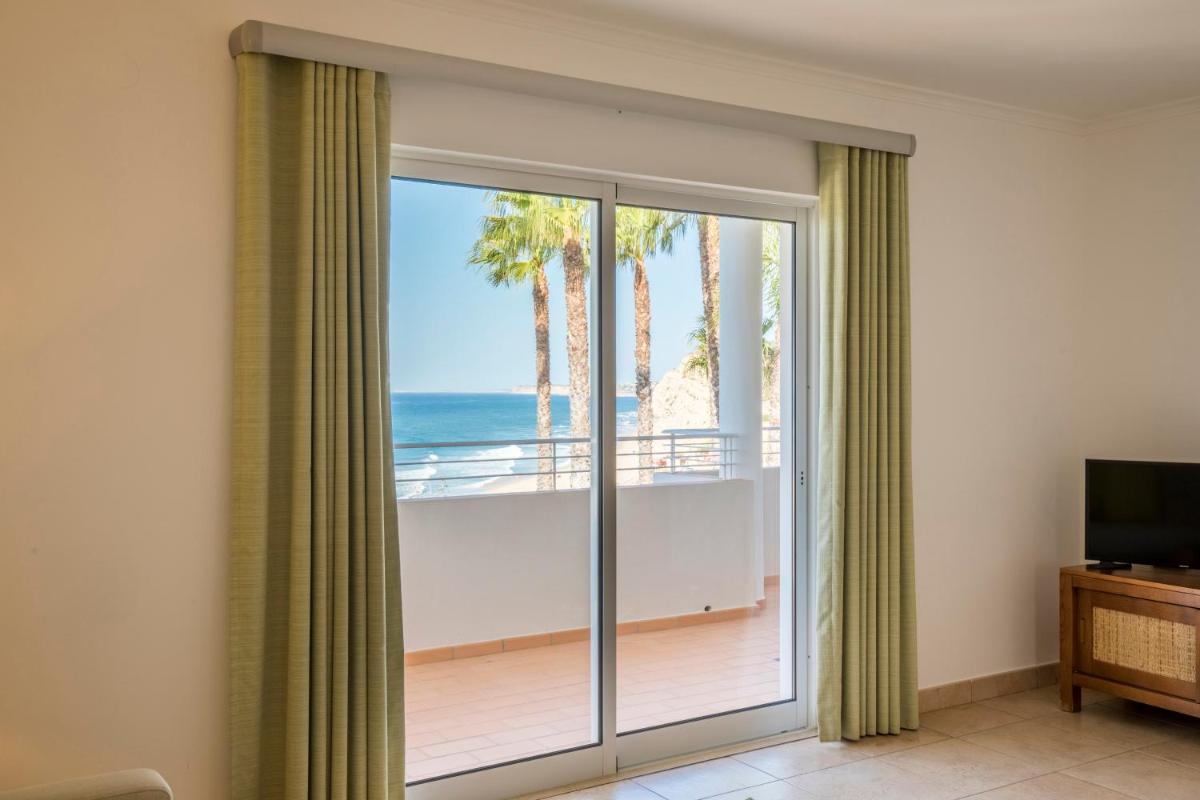 Uma televisão e/ou sistema de entretenimento em Clube Porto Mos - Sunplace Hotels & Beach Resort