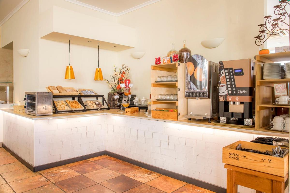 A cozinha ou kitchenette de Clube Porto Mos - Sunplace Hotels & Beach Resort