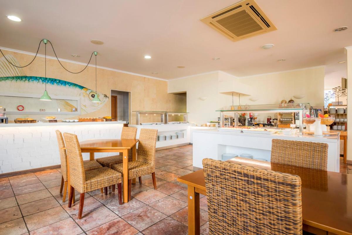A cozinha ou kitchenette de Clube Porto Mos - Sunplace Hotels & Beach Resort