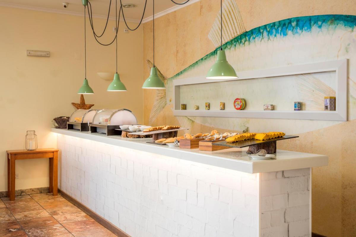 A cozinha ou kitchenette de Clube Porto Mos - Sunplace Hotels & Beach Resort