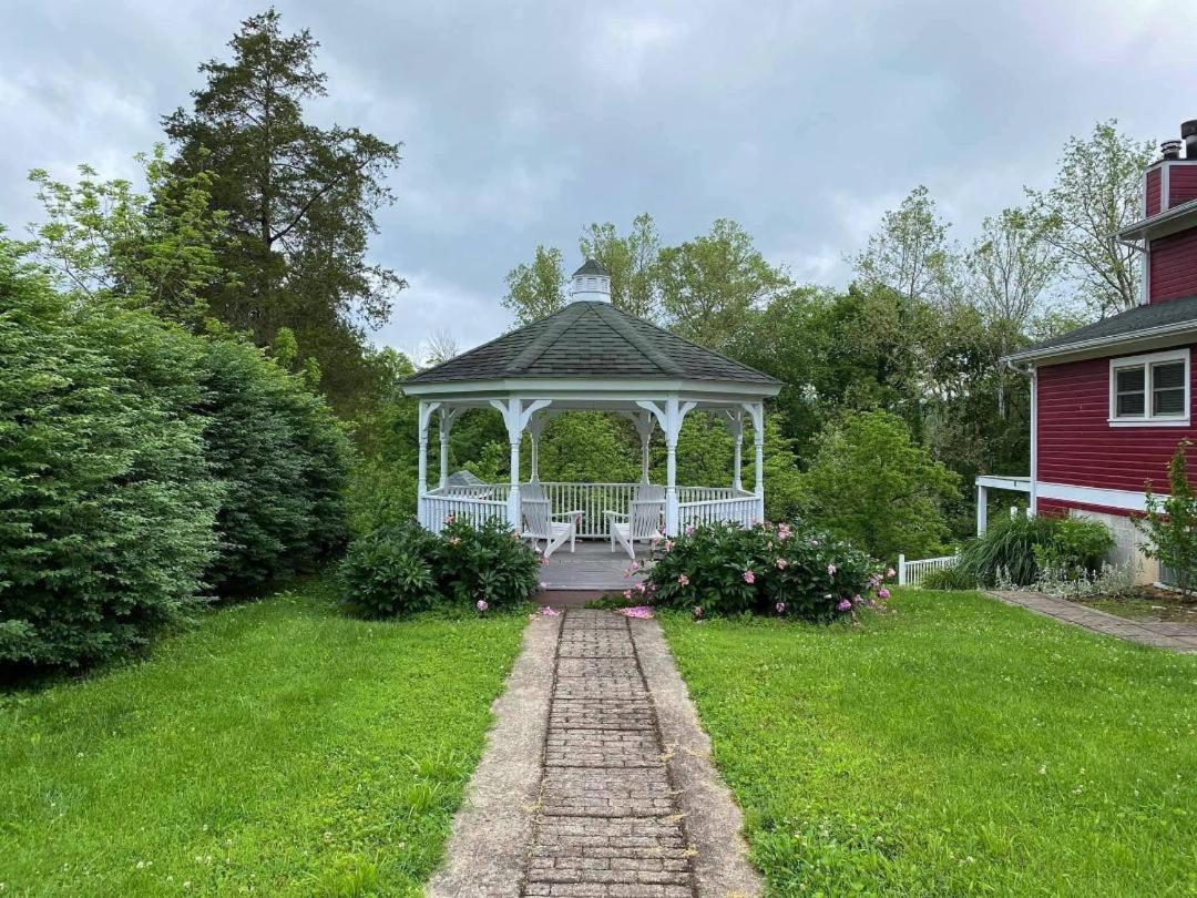 Plain & Fancy Bed & Breakfast - Housity