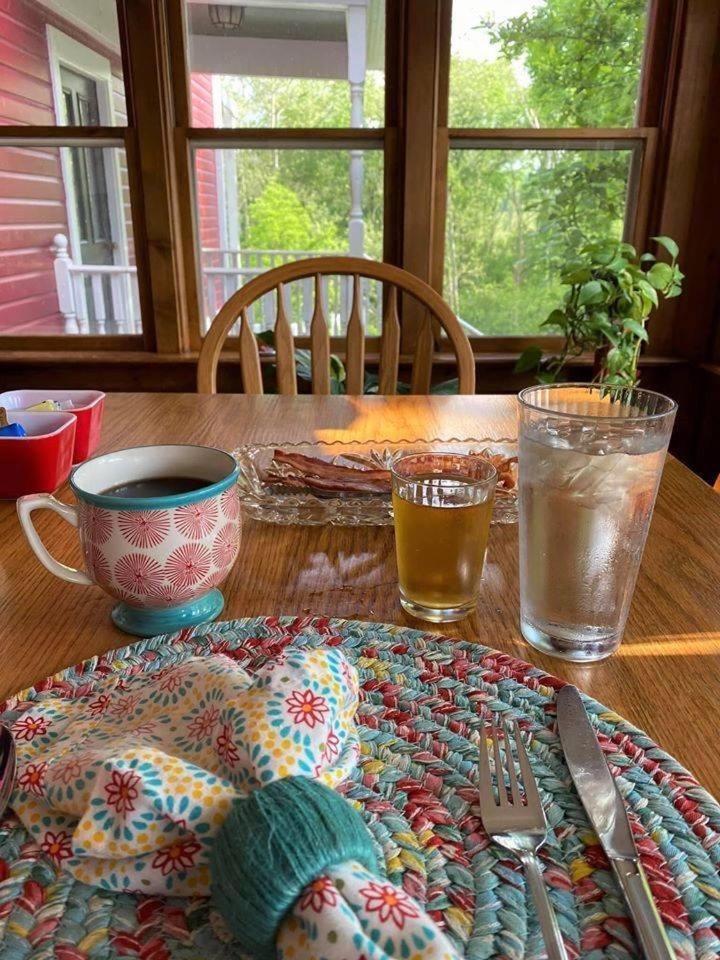 Plain & Fancy Bed & Breakfast - Housity