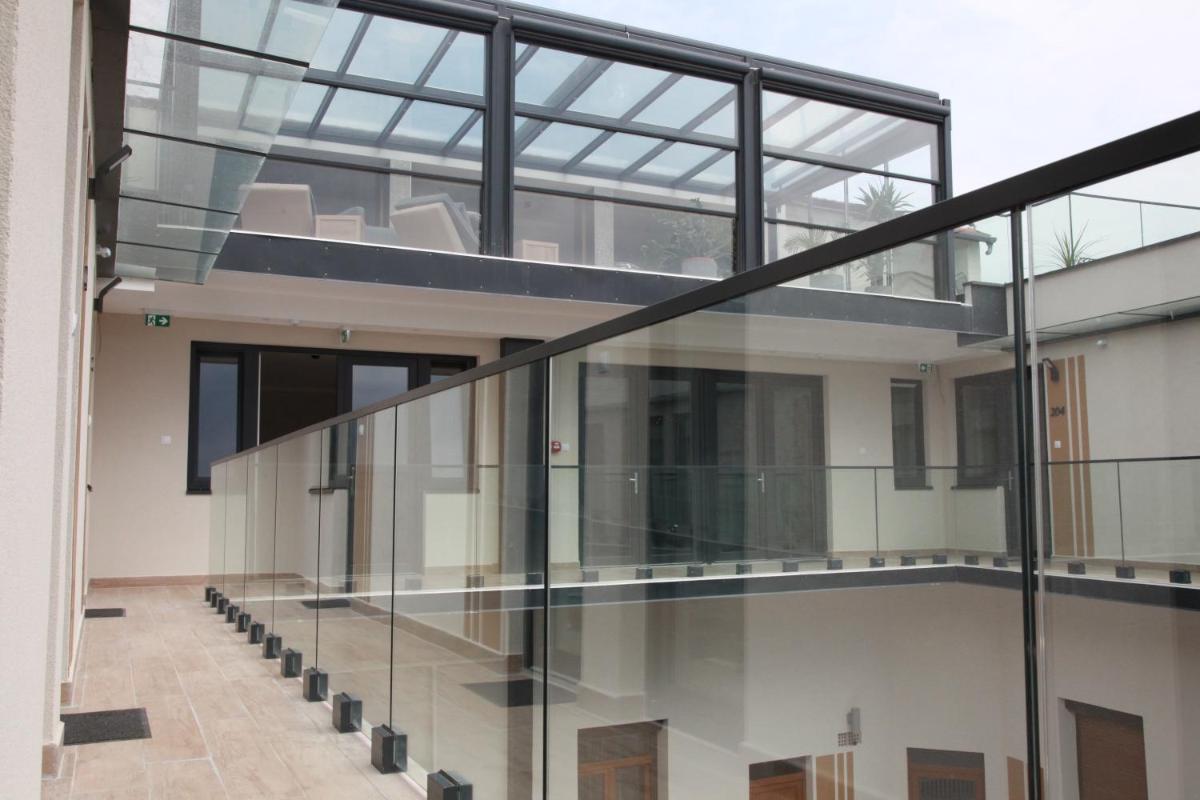 La Pergola & Prestige Panzió - Housity
