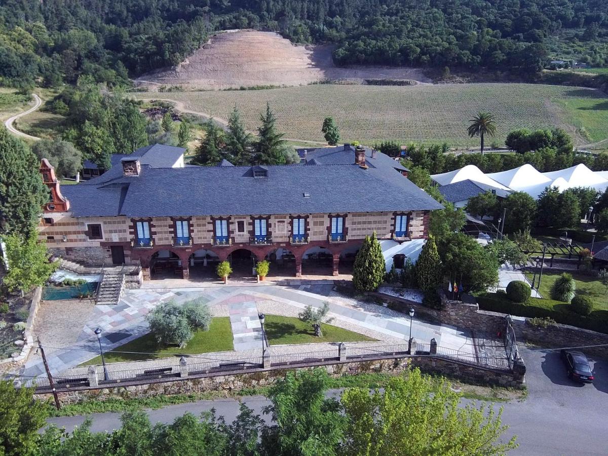 una vista aérea de una gran casa con un río en Hotel Monumento Pazo do Castro, en O Barco de Valdeorras