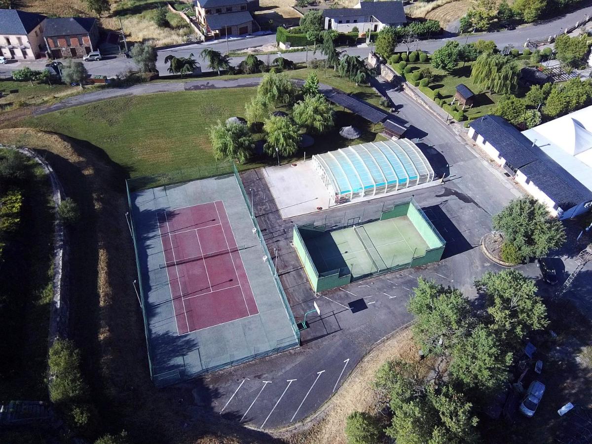 Instalaciones para jugar a tenis o squash en Hotel Monumento Pazo do Castro o alrededores