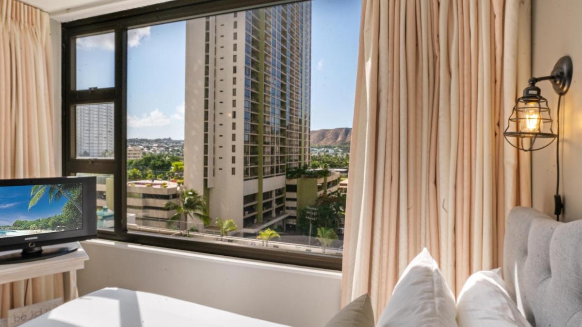 WAIKIKI BANYAN SUITES w FREE PARKING - Housity