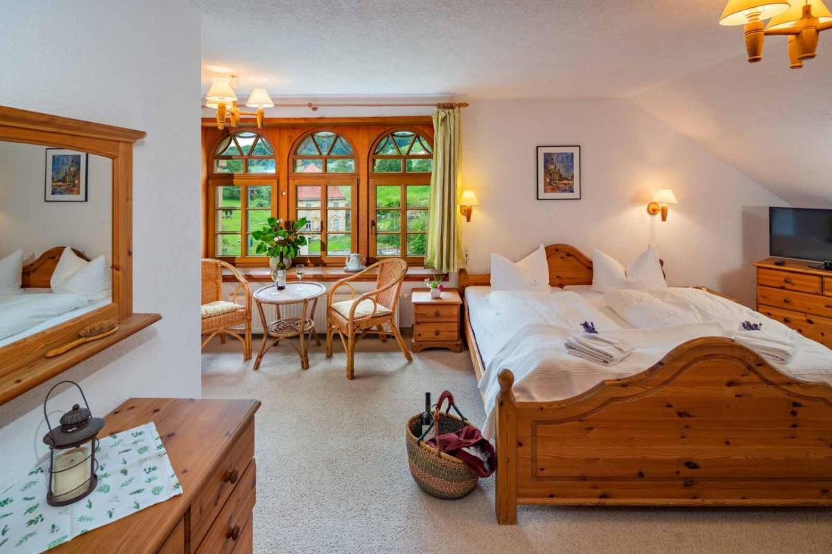 Landhotel Gut Wildberg mit Badeteich und großem Garten - Housity