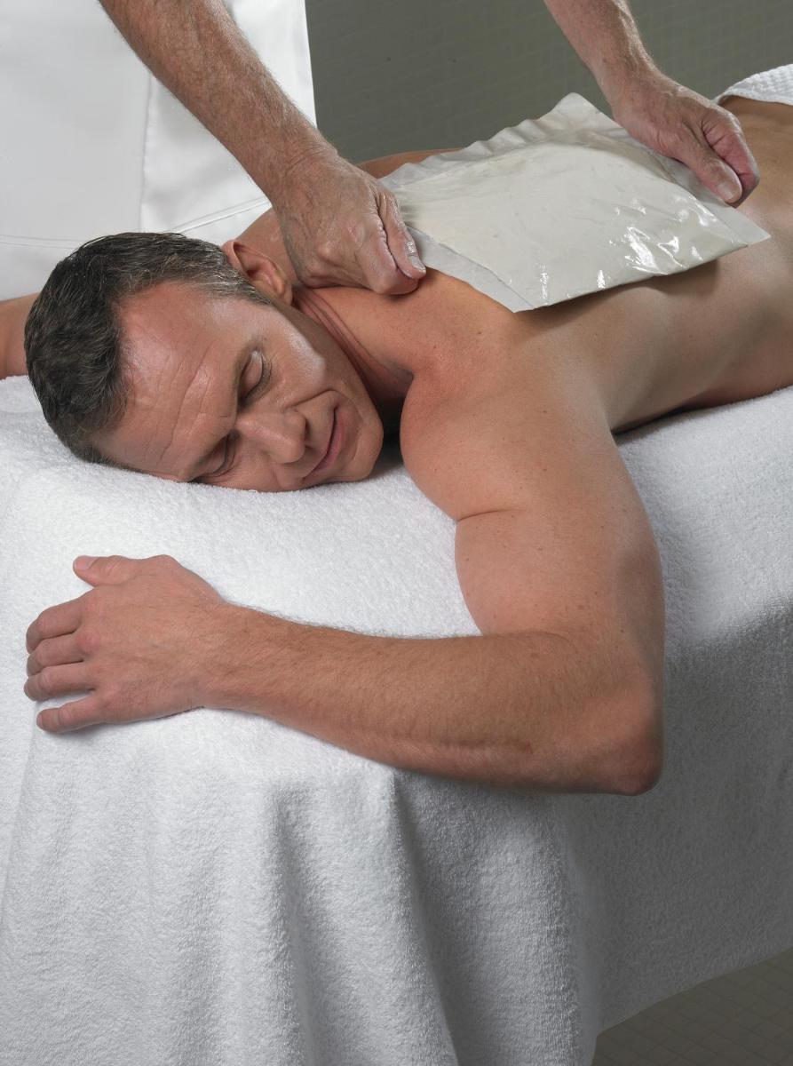 - un massage sur un lit dans l'établissement Résidence Les Vignes, à Jonzac