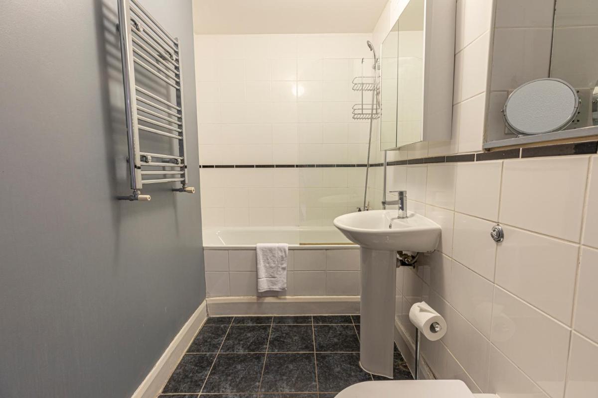 Modern 1-Bed Apartment In Southwark, South London - Housity