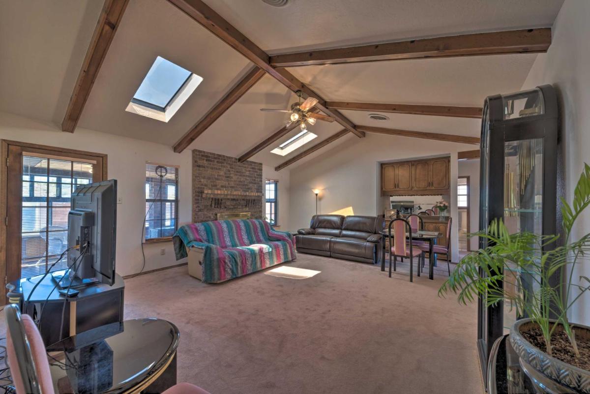 Mountain View Desert Home - 25 Mins to White Sands - Housity