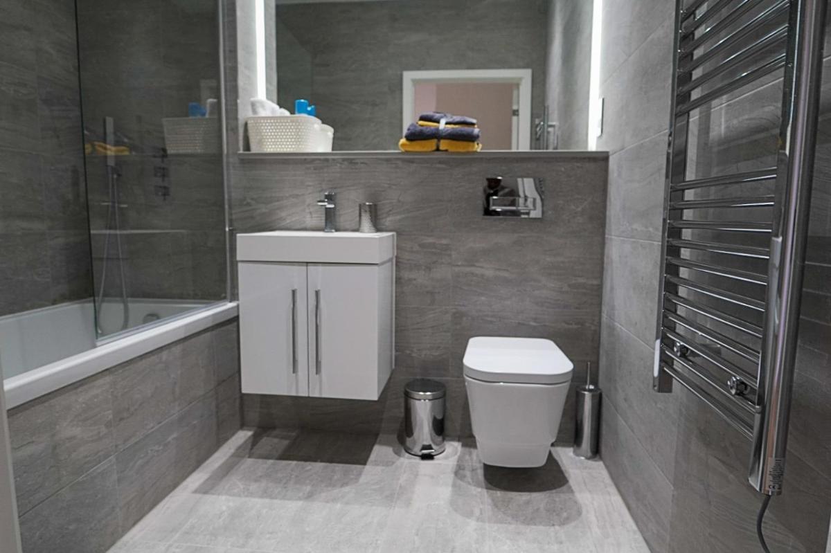 Suitetrails - Top Floor Luxury 2 Bedroom St Albans Apartment - Free WiFi