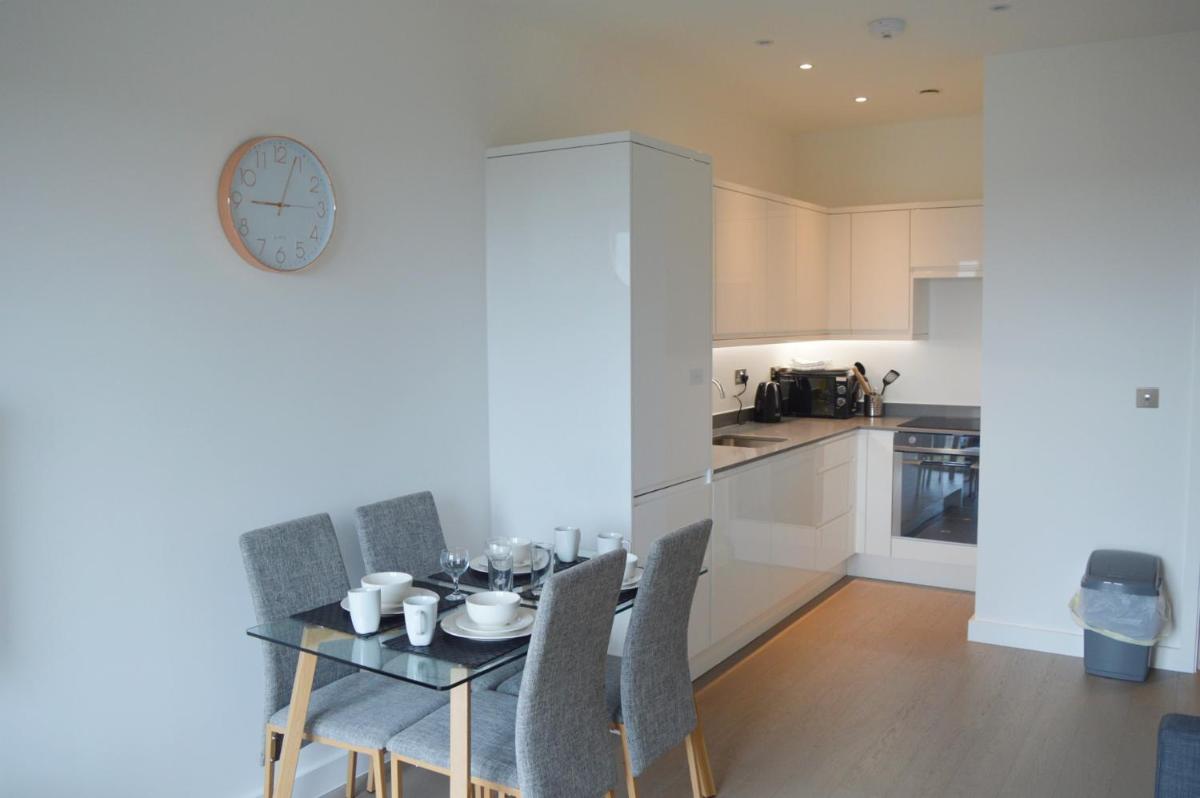 Suitetrails - Top Floor Luxury 2 Bedroom St Albans Apartment - Free WiFi