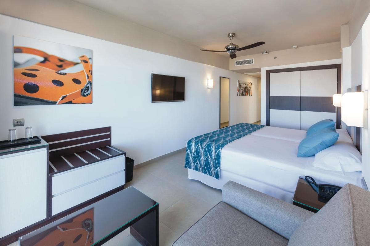 Cama o camas de una habitación en Hotel Riu Costa del Sol - All Inclusive