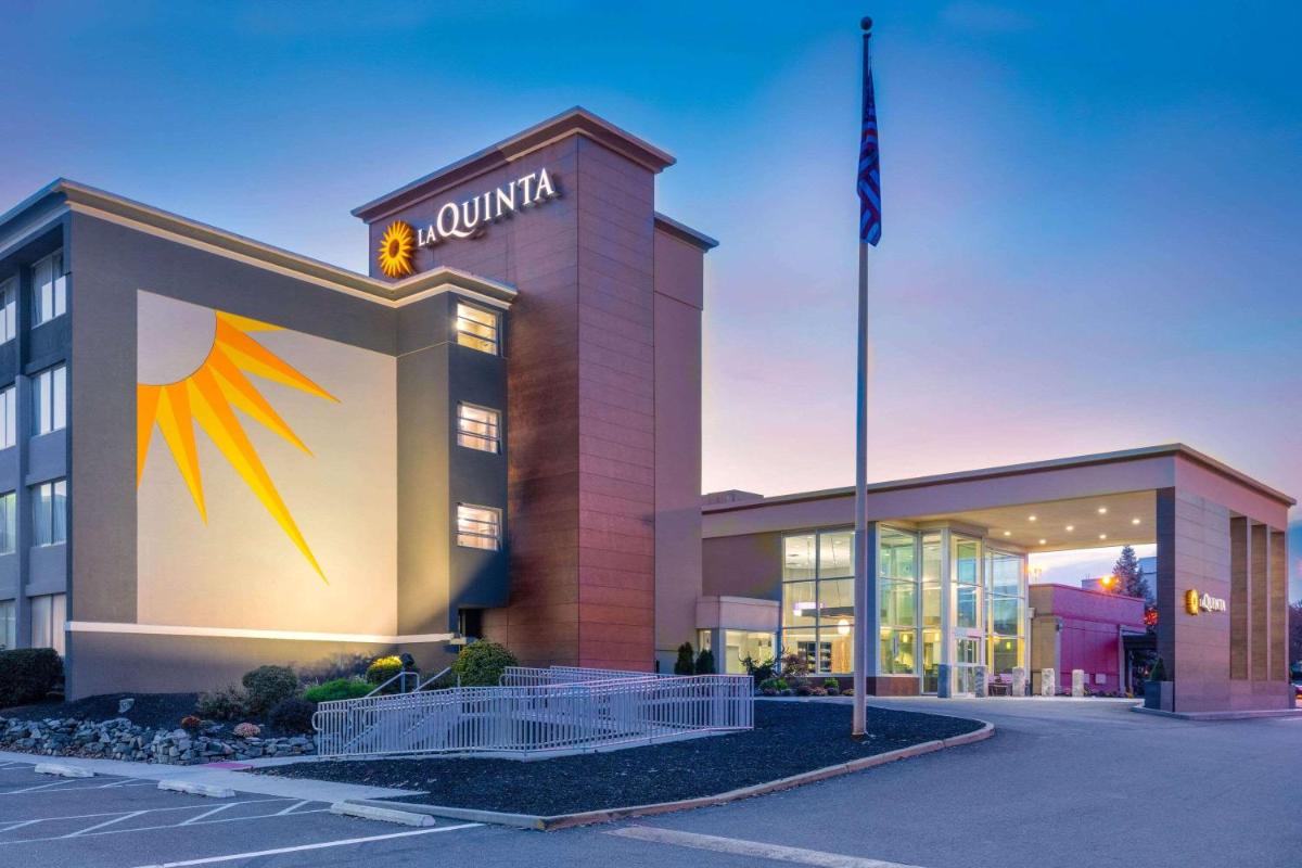 La Quinta by Wyndham Clifton/Rutherford - Housity