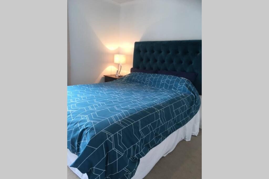 KB99 Comfy 2 Bedroom House in Horsham, pets very welcome with easy links to London and Gatwick - Housity