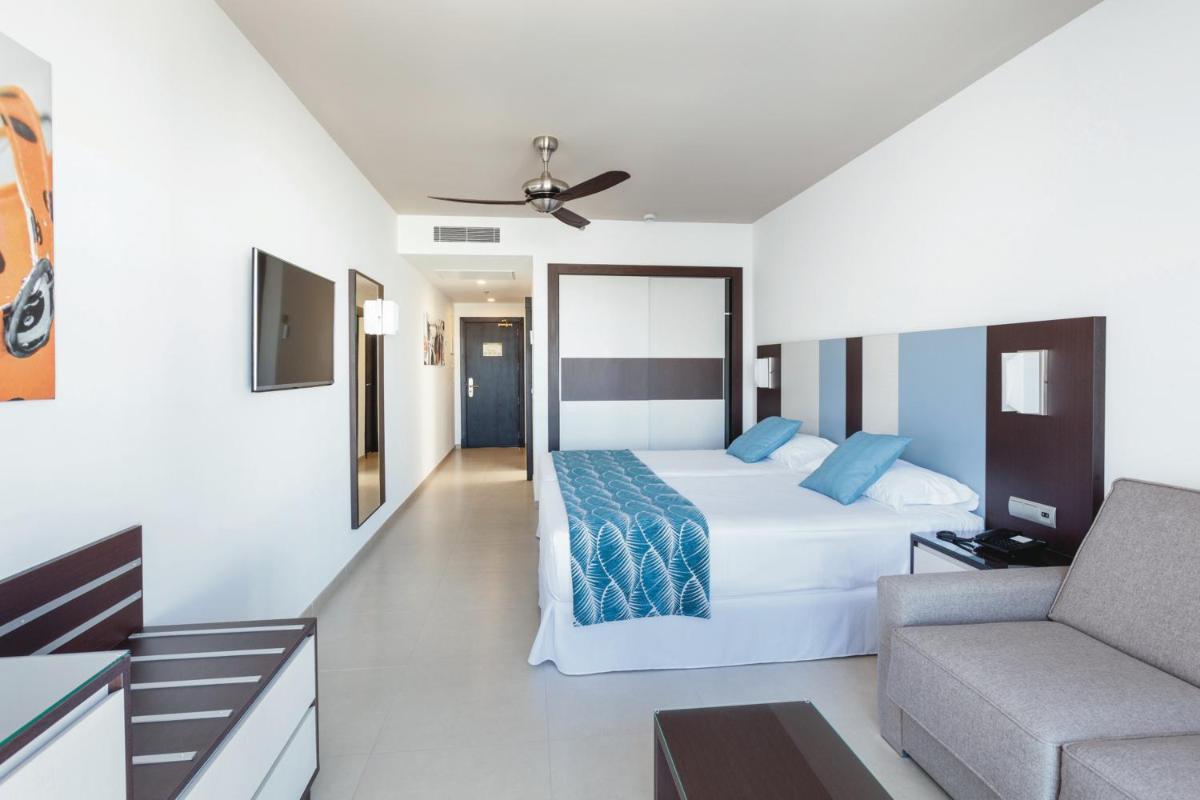 Una televisión o centro de entretenimiento en Hotel Riu Costa del Sol - All Inclusive