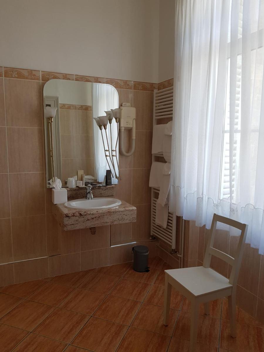 Salle de bains dans l'établissement Château des Monthairons Hôtel Restaurant GastroMaison Spa privatif