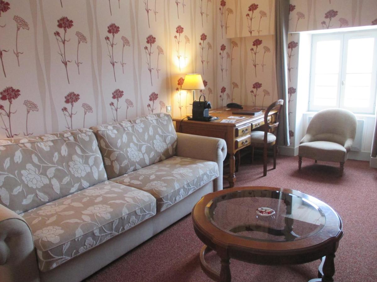 Coin salon dans l'établissement Château des Monthairons Hôtel Restaurant GastroMaison Spa privatif