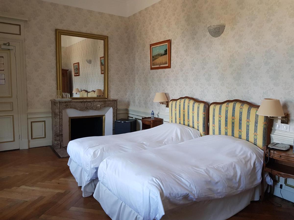 Un ou plusieurs lits dans un hébergement de l'établissement Château des Monthairons Hôtel Restaurant GastroMaison Spa privatif
