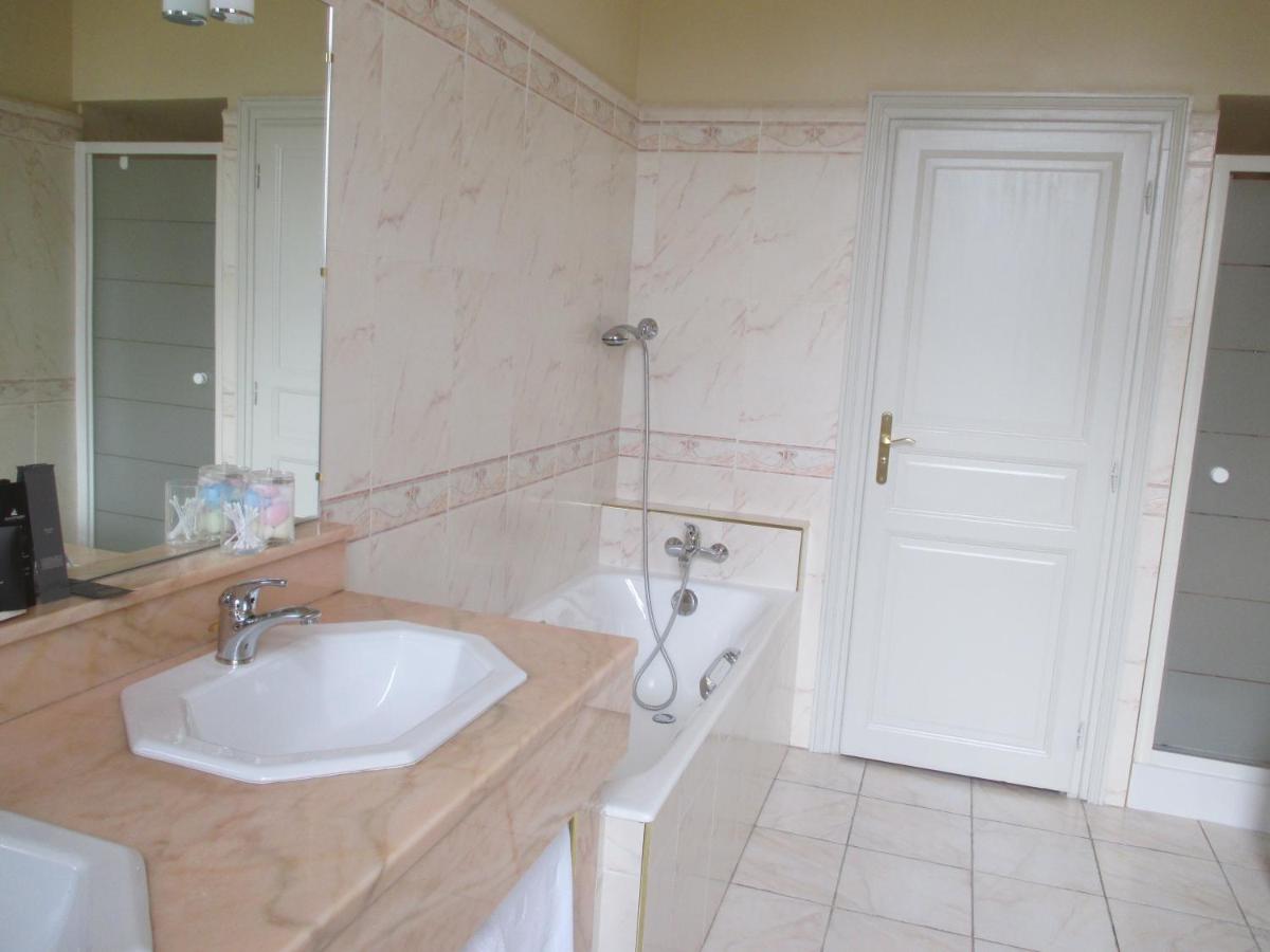 Salle de bains dans l'établissement Château des Monthairons Hôtel Restaurant GastroMaison Spa privatif