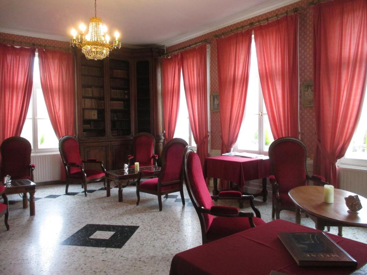 Coin salon dans l'établissement Château des Monthairons Hôtel Restaurant GastroMaison Spa privatif
