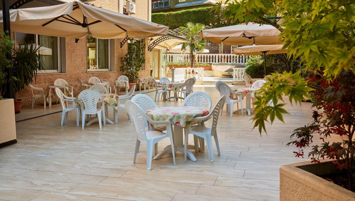 Hotel Plaza - Housity