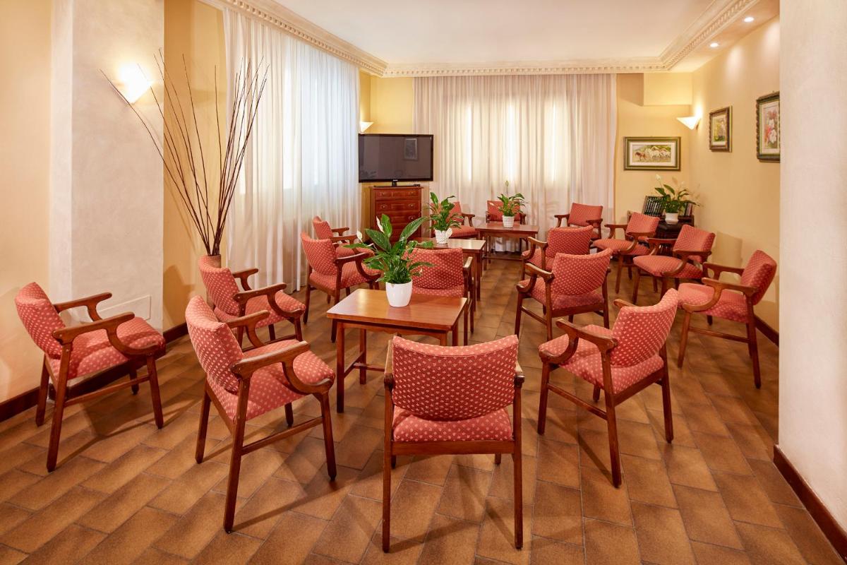 Hotel Plaza - Housity