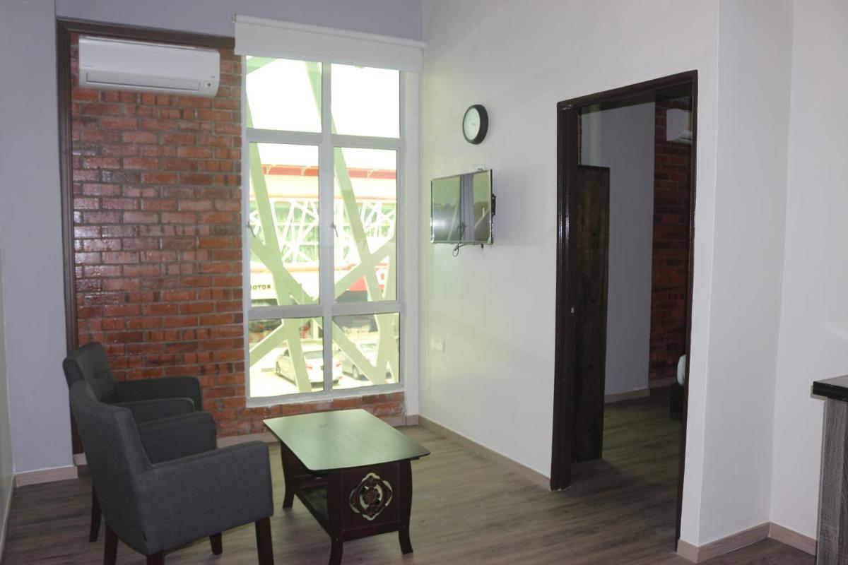 Blue Eyes Hotel - Housity
