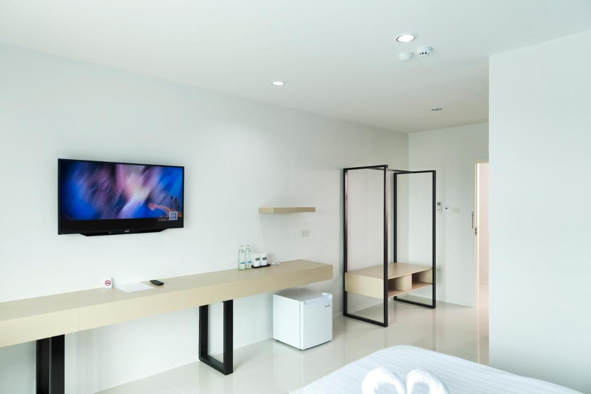 B Hotel - Housity
