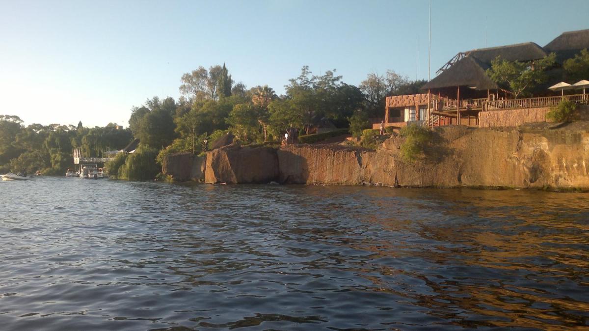 The Waterfront Country Lodge - Housity