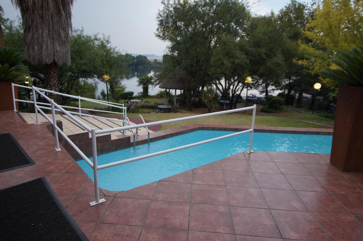The Waterfront Country Lodge - Housity