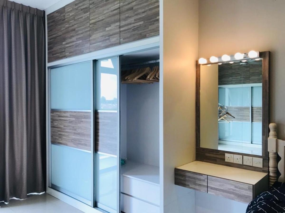 Palazio Mount Austin 2-3pax 5mins Toppen , Ikea ,AEON,Water Theme park - Housity