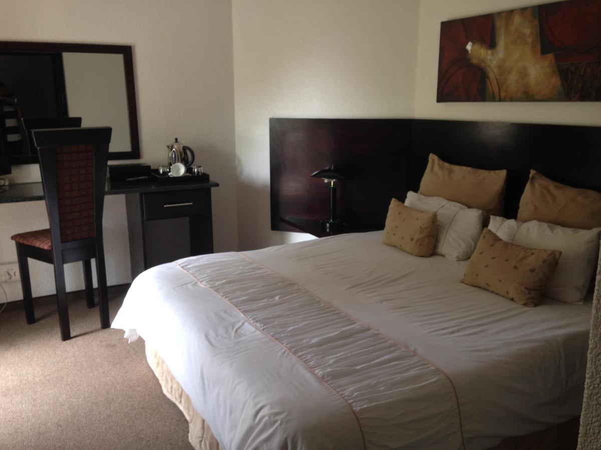 The Waterfront Country Lodge - Housity