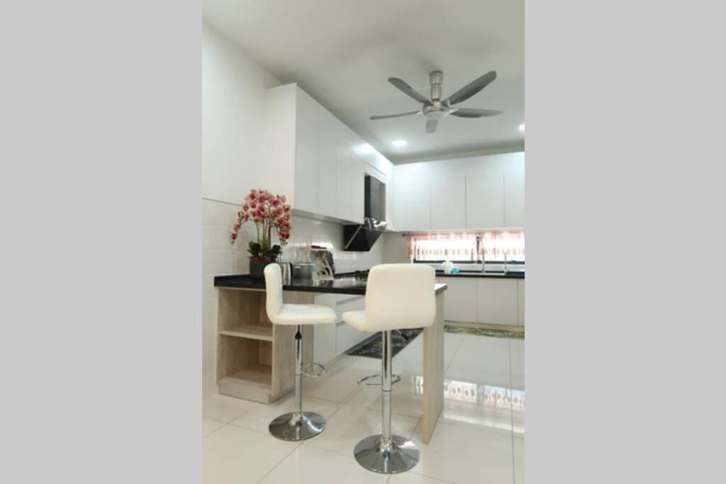 Kota Seriemas Nilai Vacation Home - Housity
