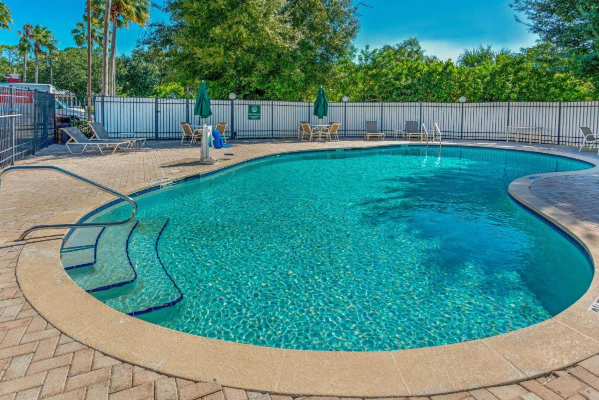 La Quinta by Wyndham Tampa Brandon West - Housity