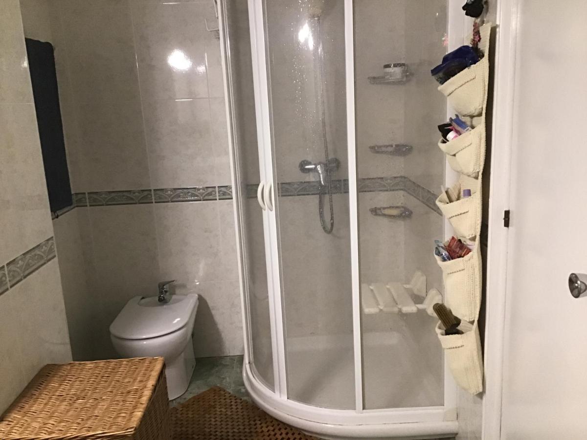 Superviews, parking 24h vigilado incluido y Netflix en habitación independiente con baño privado en apartamento particular, Français&English - Housity