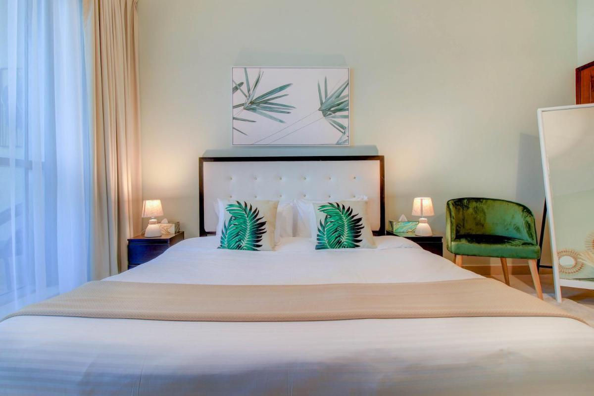 Durrani Homes - Luxurious Studio near Dubai Mall with pool view - Housity